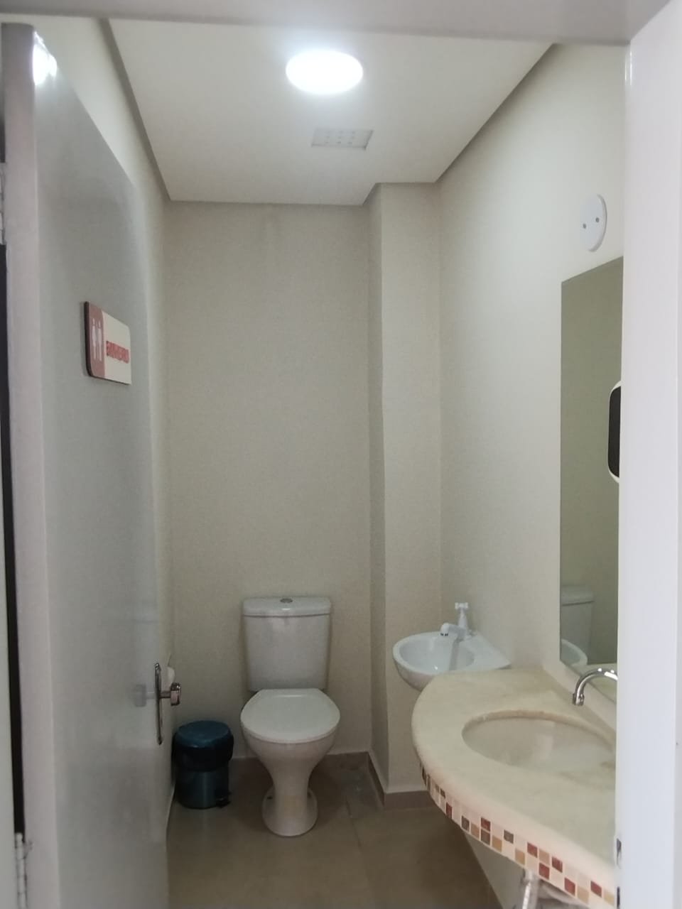 Excelente sala comercial inteiramente reformada e com ar condicionado