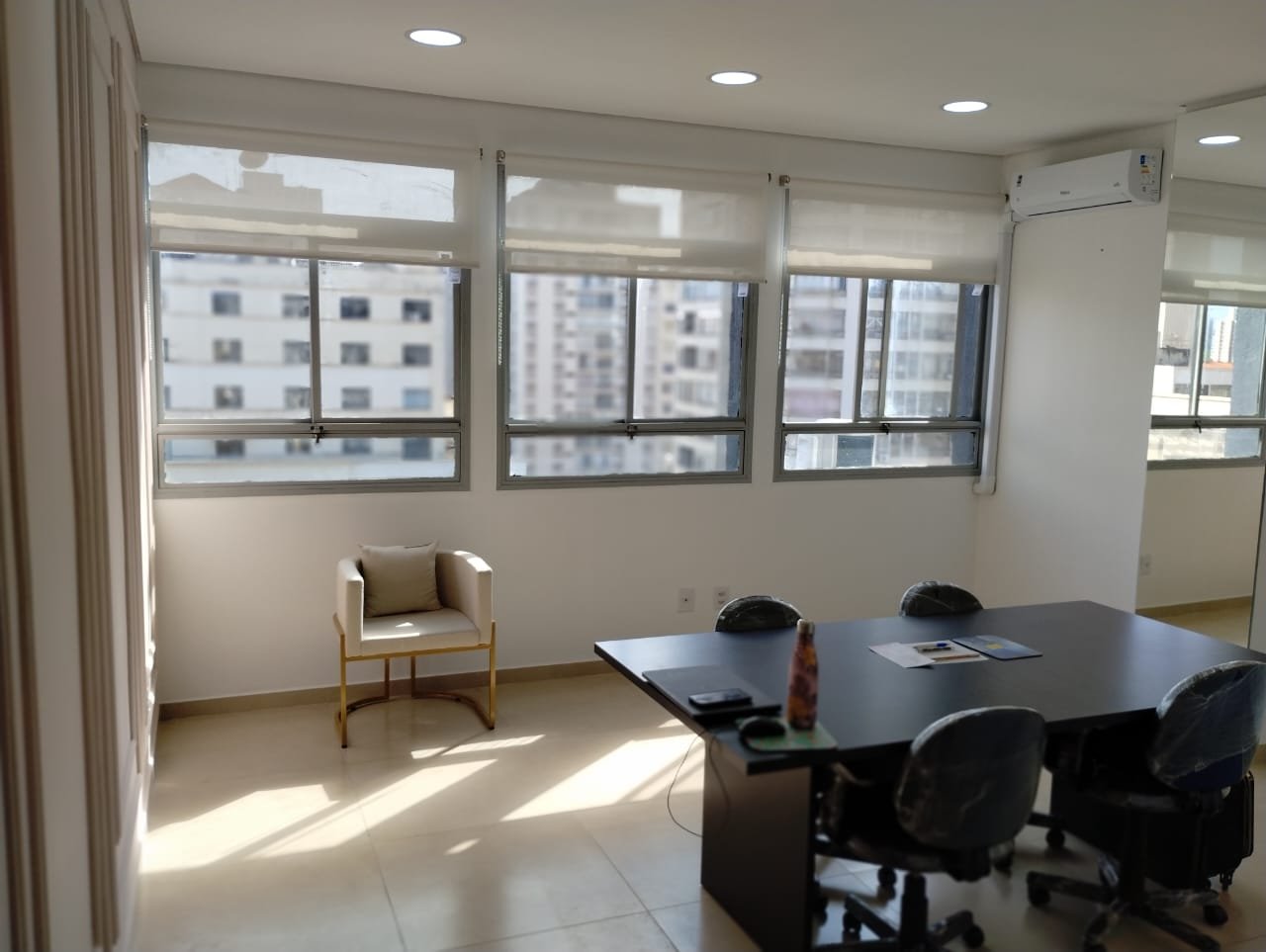 Excelente sala comercial inteiramente reformada e com ar condicionado